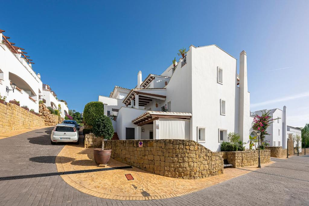 Image 2: Apartment For long, Nueva Andalucía, €1,800 [HFM-R40003]