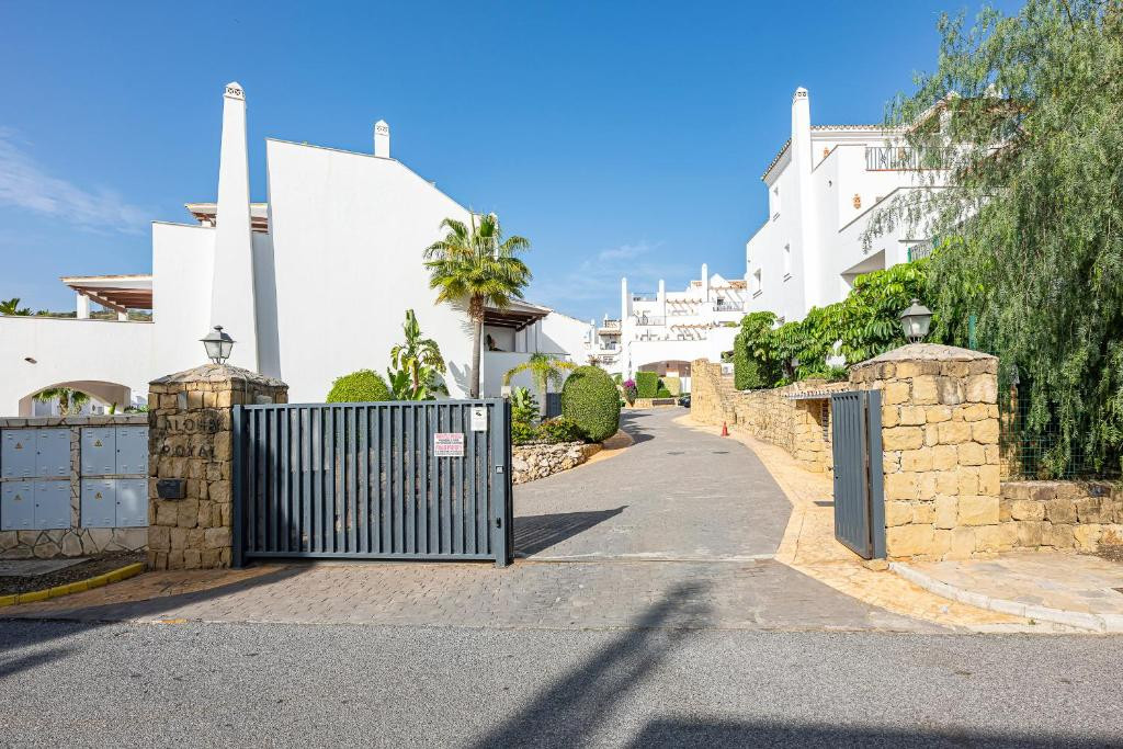 Image 1: Apartment For long, Nueva Andalucía, €1,800 [HFM-R40003]