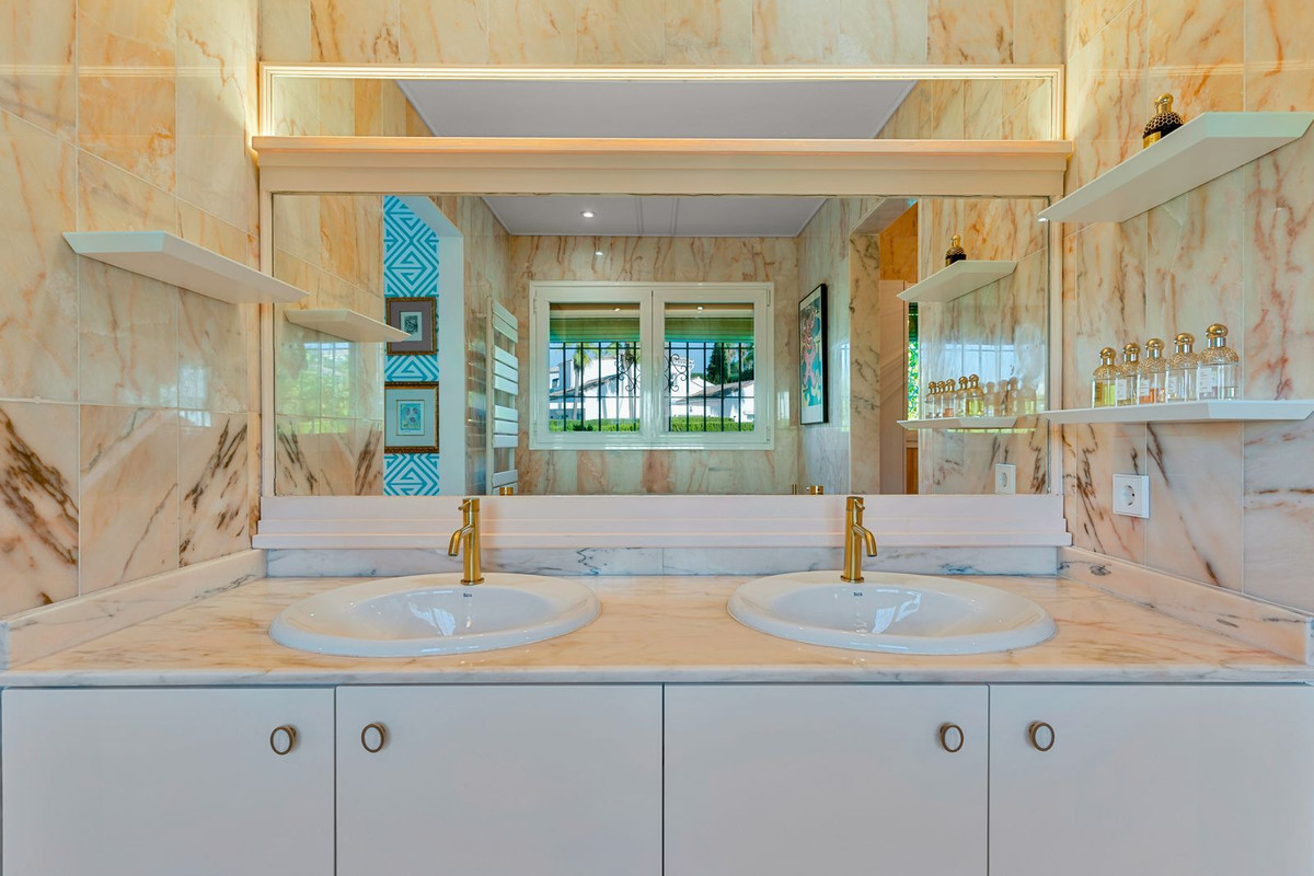 Image {index}: Detached Villa For sale, Estepona, €1,650,000 [HFM-CL10250]