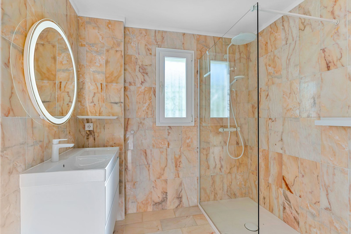 Image {index}: Detached Villa For sale, Estepona, €1,650,000 [HFM-CL10250]