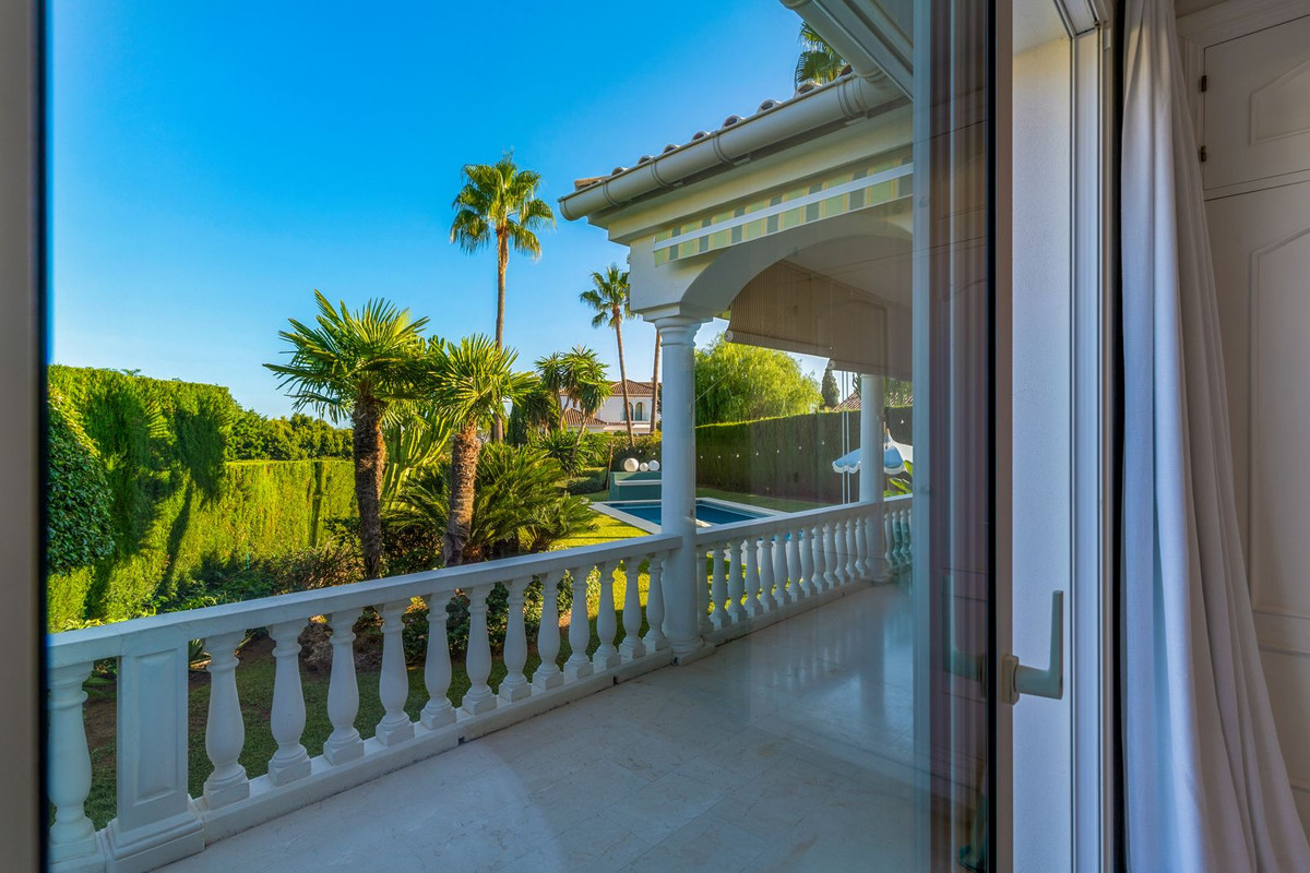 Image {index}: Detached Villa For sale, Estepona, €1,650,000 [HFM-CL10250]