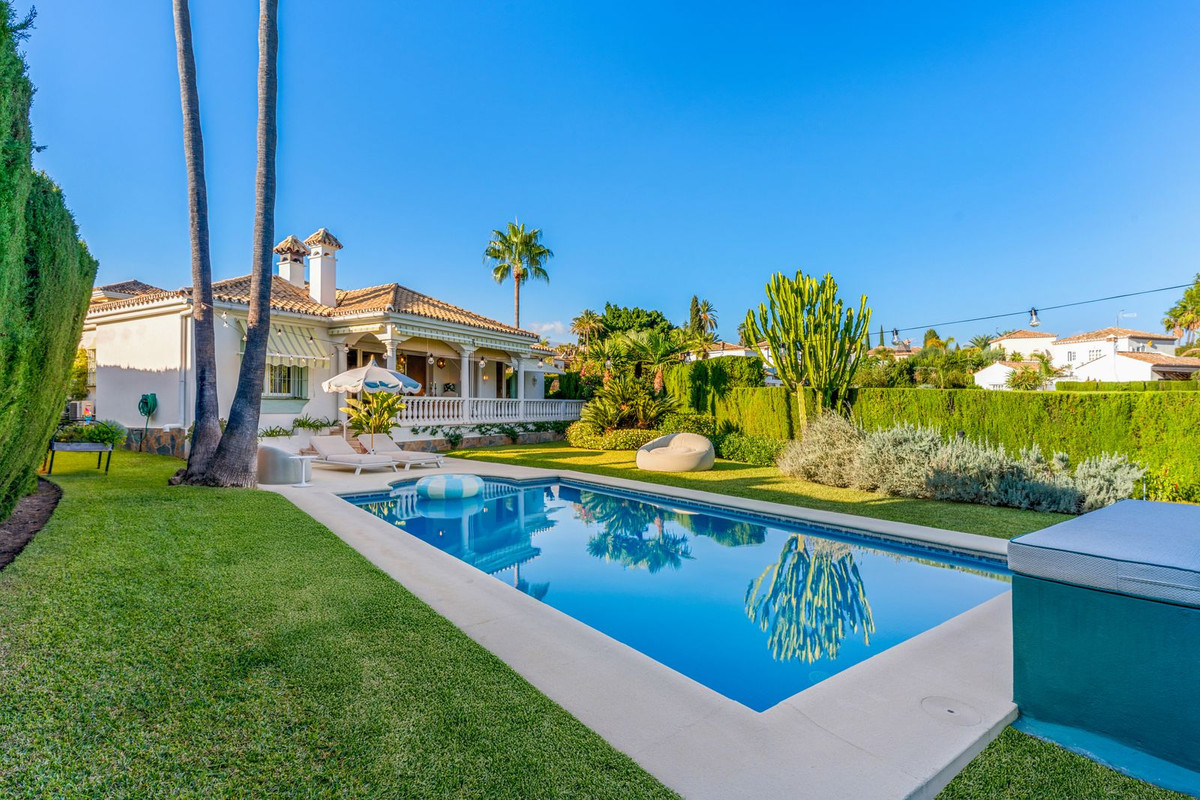 Image {index}: Detached Villa For sale, Estepona, €1,650,000 [HFM-CL10250]
