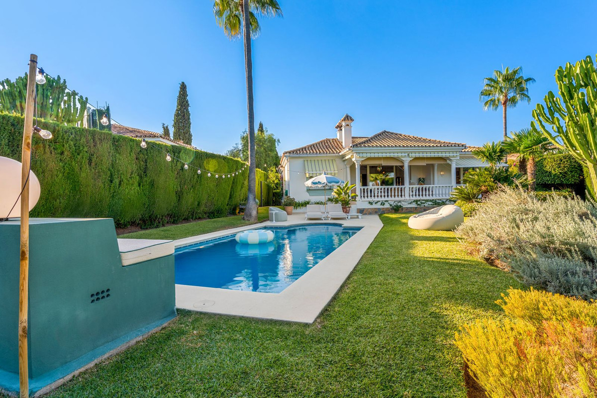Image {index}: Detached Villa For sale, Estepona, €1,650,000 [HFM-CL10250]