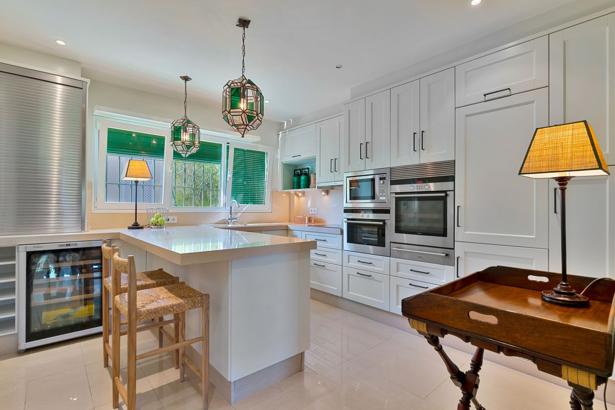 Image {index}: Detached Villa For sale, Estepona, €1,650,000 [HFM-CL10250]