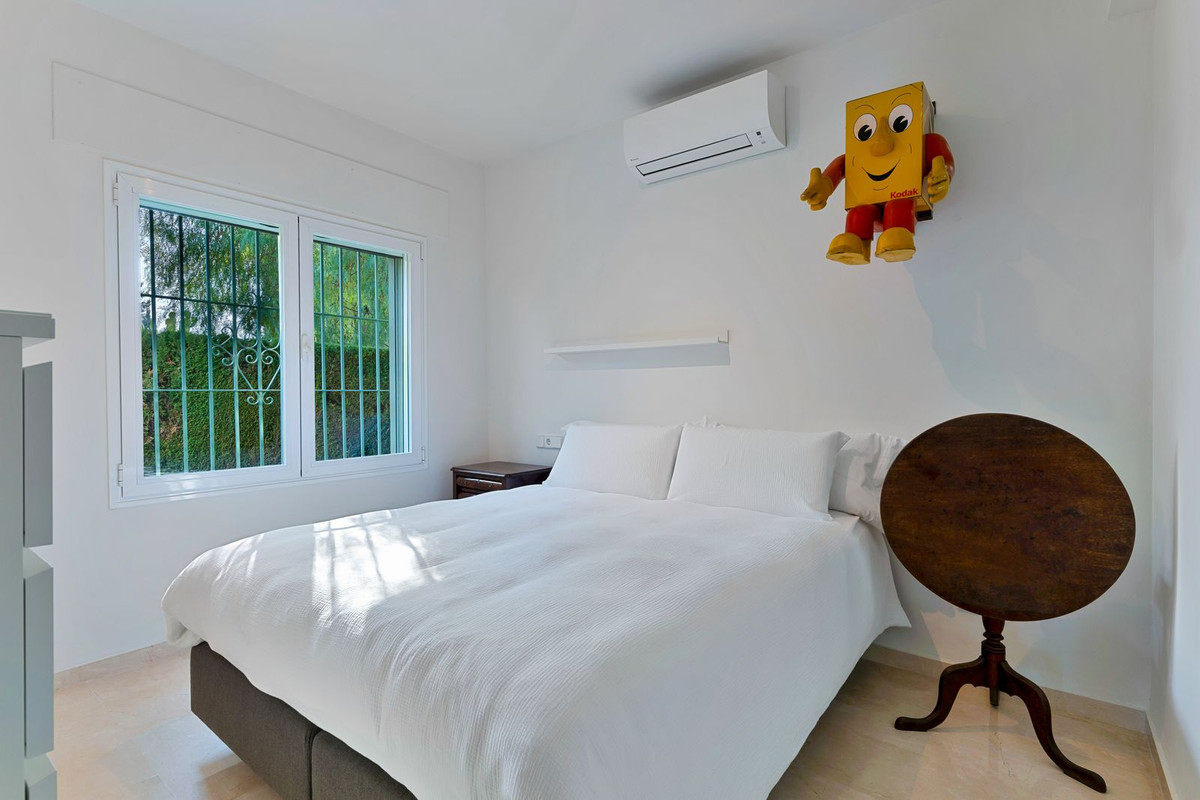 Image {index}: Detached Villa For sale, Estepona, €1,650,000 [HFM-CL10250]