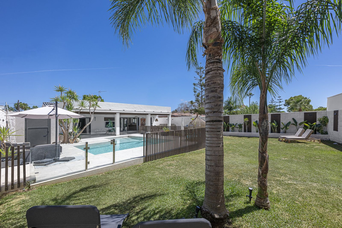 Image {index}: Detached Villa For sale, Estepona, €1,690,000 [HFM-CL10251]