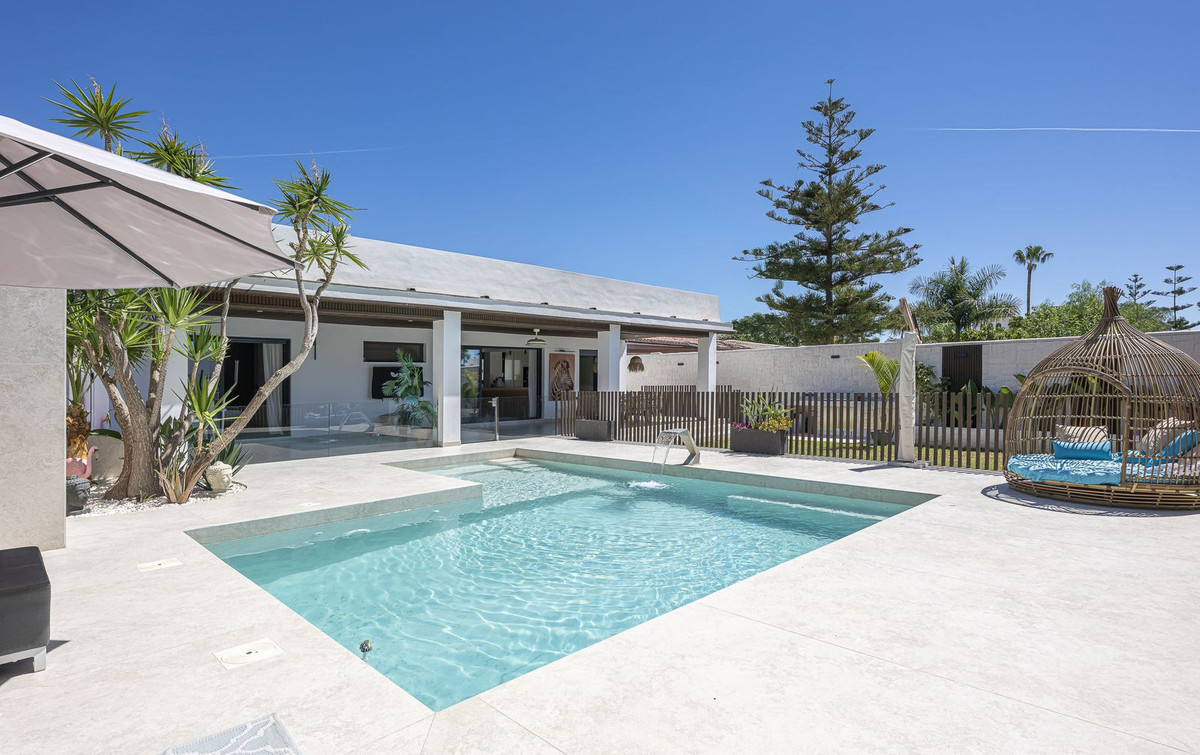 Image {index}: Detached Villa For sale, Estepona, €1,690,000 [HFM-CL10251]