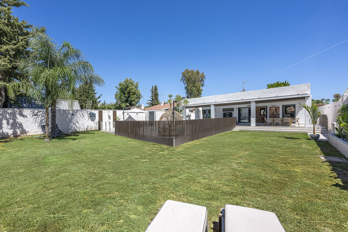 Image {index}: Detached Villa For sale, Estepona, €1,690,000 [HFM-CL10251]