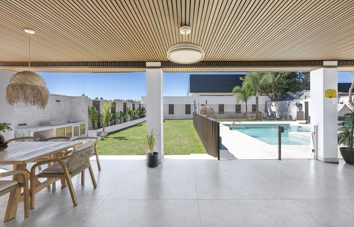 Image {index}: Detached Villa For sale, Estepona, €1,690,000 [HFM-CL10251]