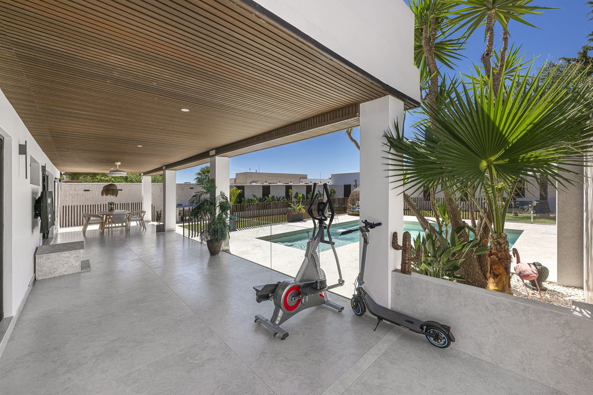 Image {index}: Detached Villa For sale, Estepona, €1,690,000 [HFM-CL10251]