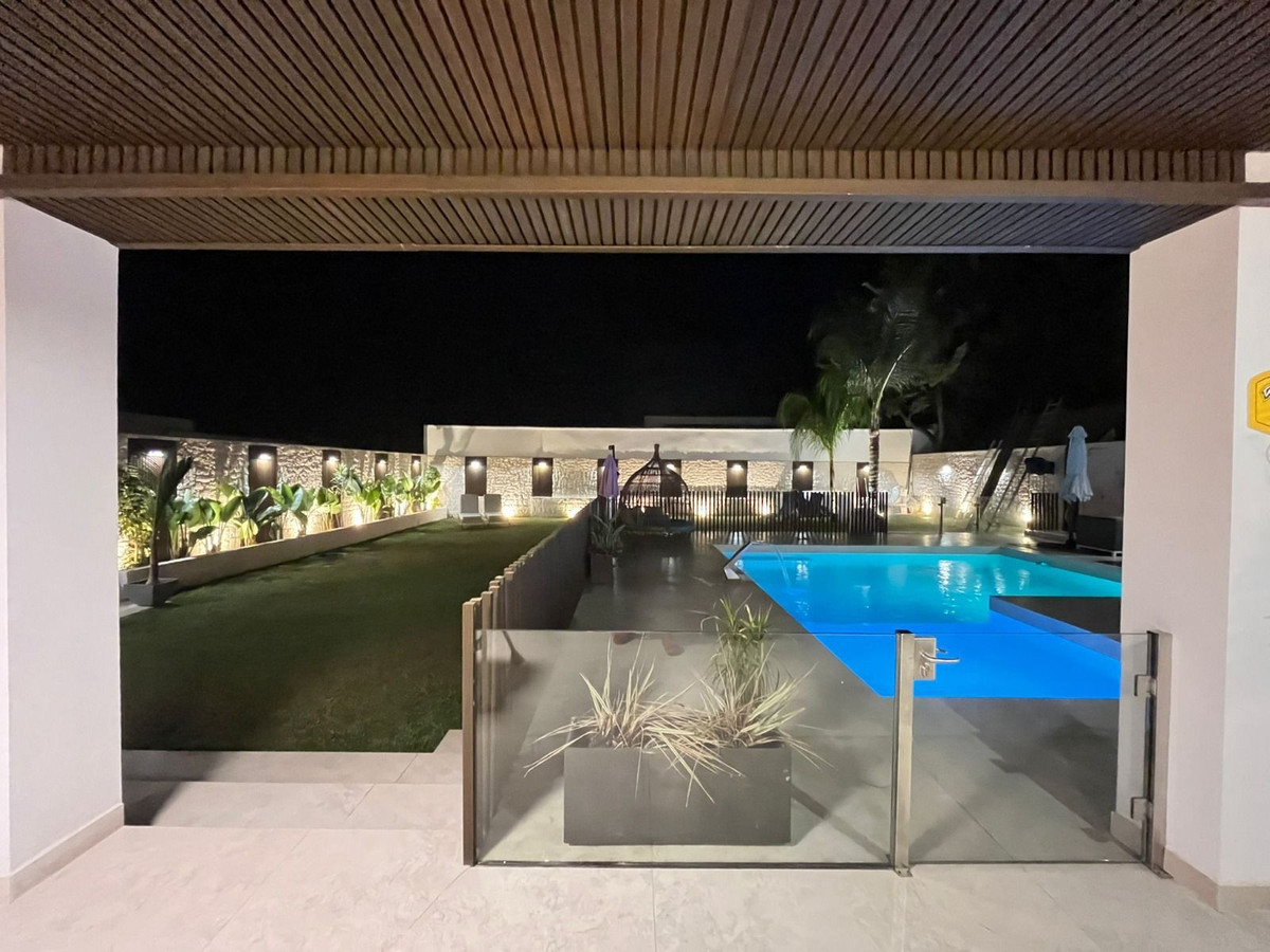 Image {index}: Detached Villa For sale, Estepona, €1,690,000 [HFM-CL10251]