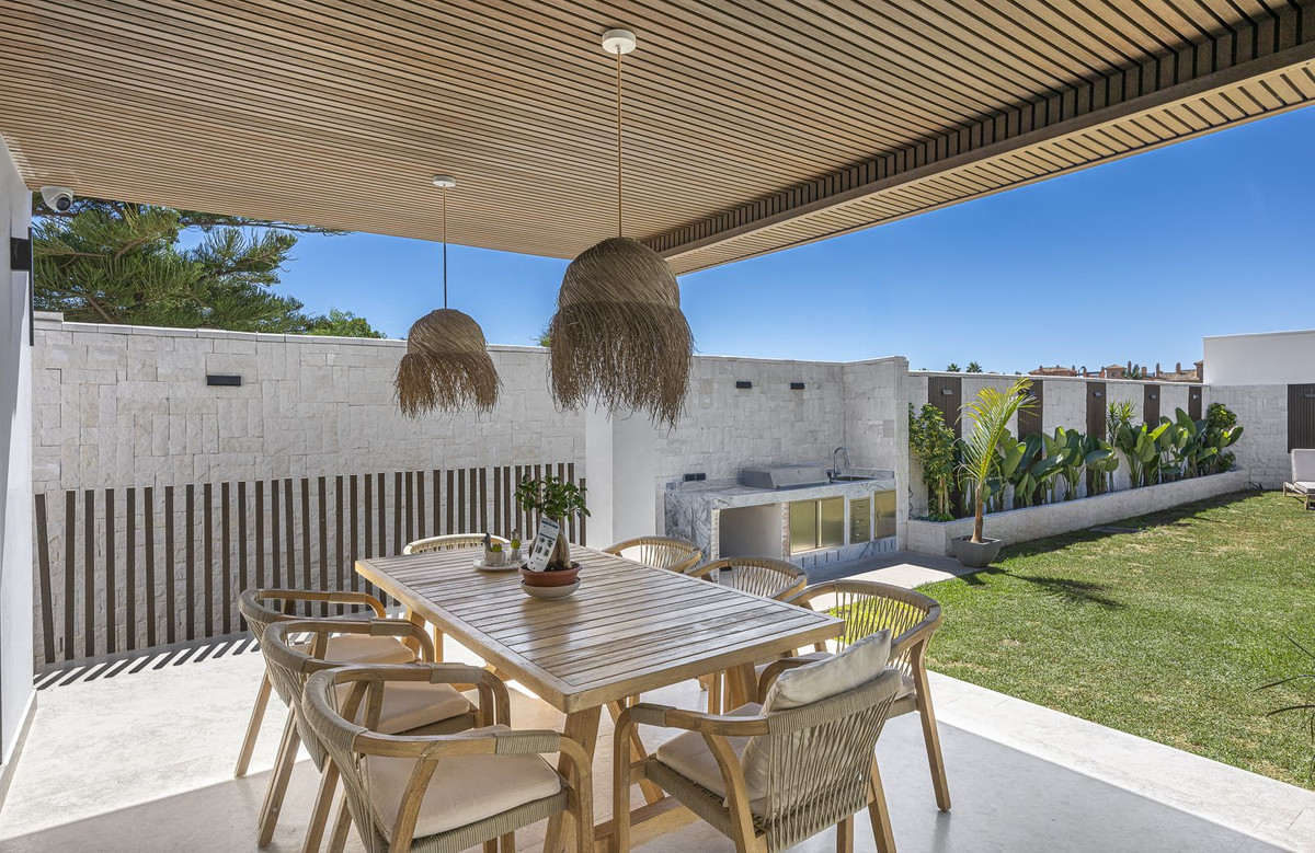 Image {index}: Detached Villa For sale, Estepona, €1,690,000 [HFM-CL10251]