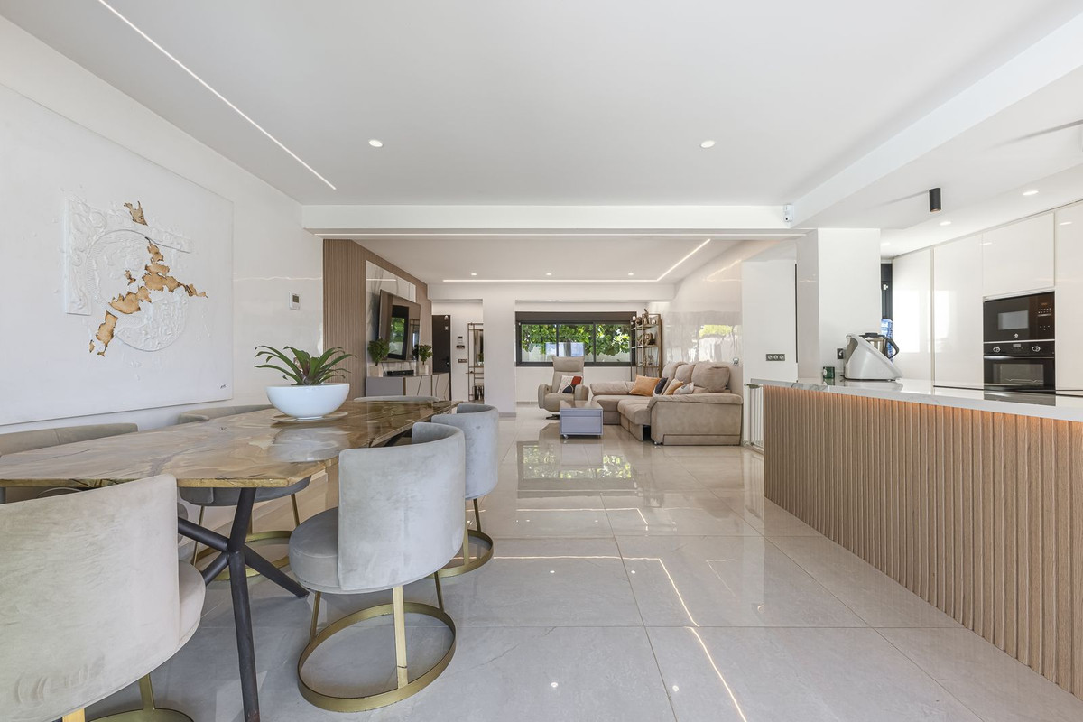 Image {index}: Detached Villa For sale, Estepona, €1,690,000 [HFM-CL10251]