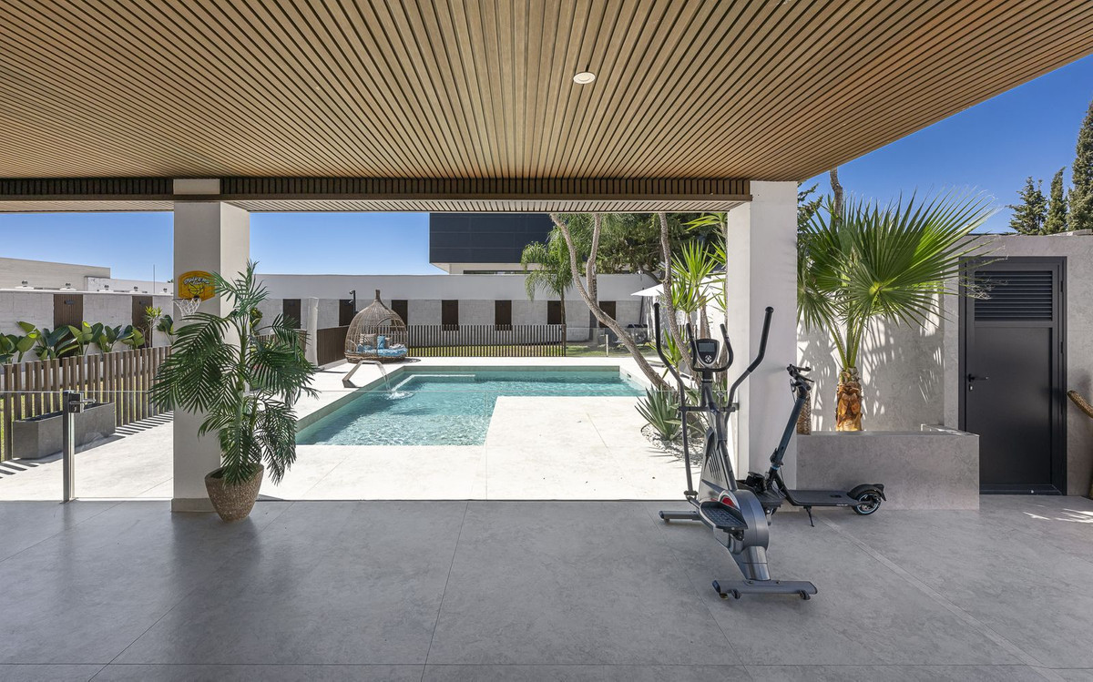 Image {index}: Detached Villa For sale, Estepona, €1,690,000 [HFM-CL10251]