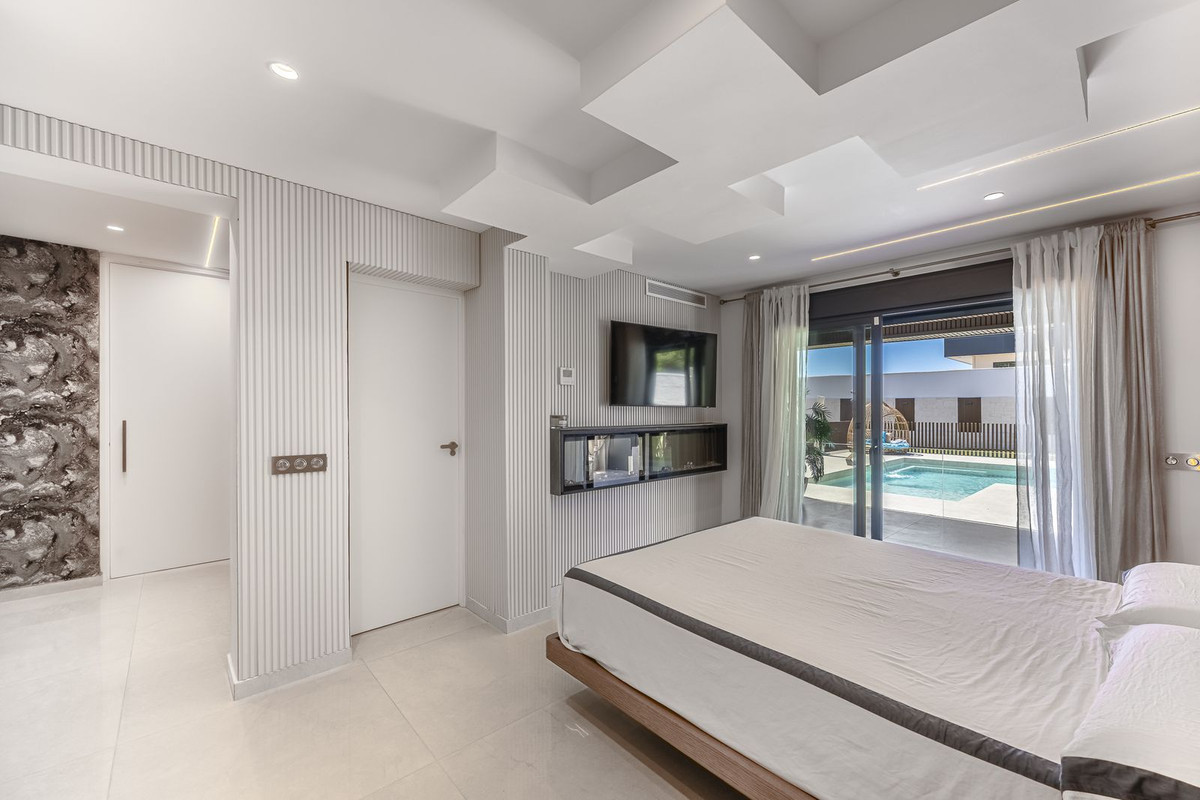 Image {index}: Detached Villa For sale, Estepona, €1,690,000 [HFM-CL10251]