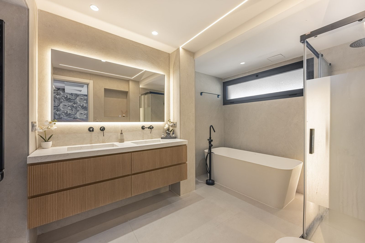 Image {index}: Detached Villa For sale, Estepona, €1,690,000 [HFM-CL10251]