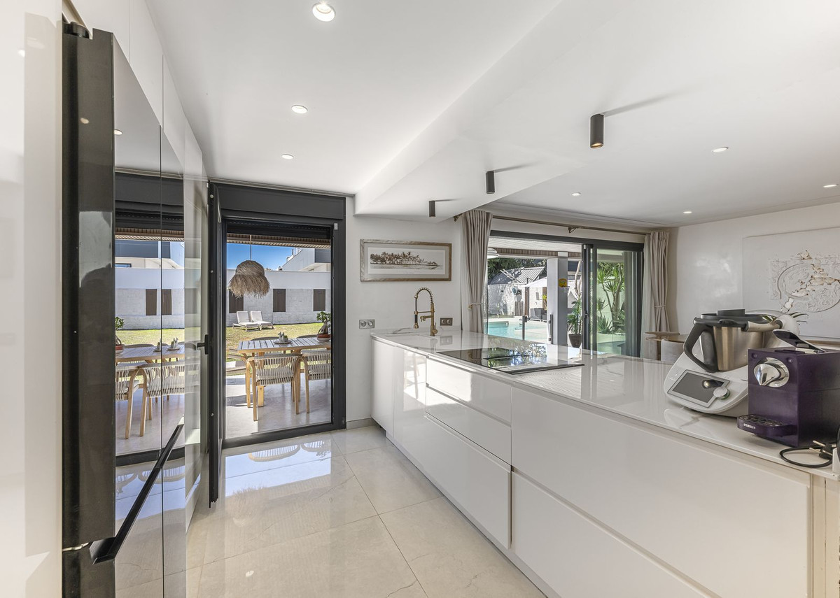 Image {index}: Detached Villa For sale, Estepona, €1,690,000 [HFM-CL10251]