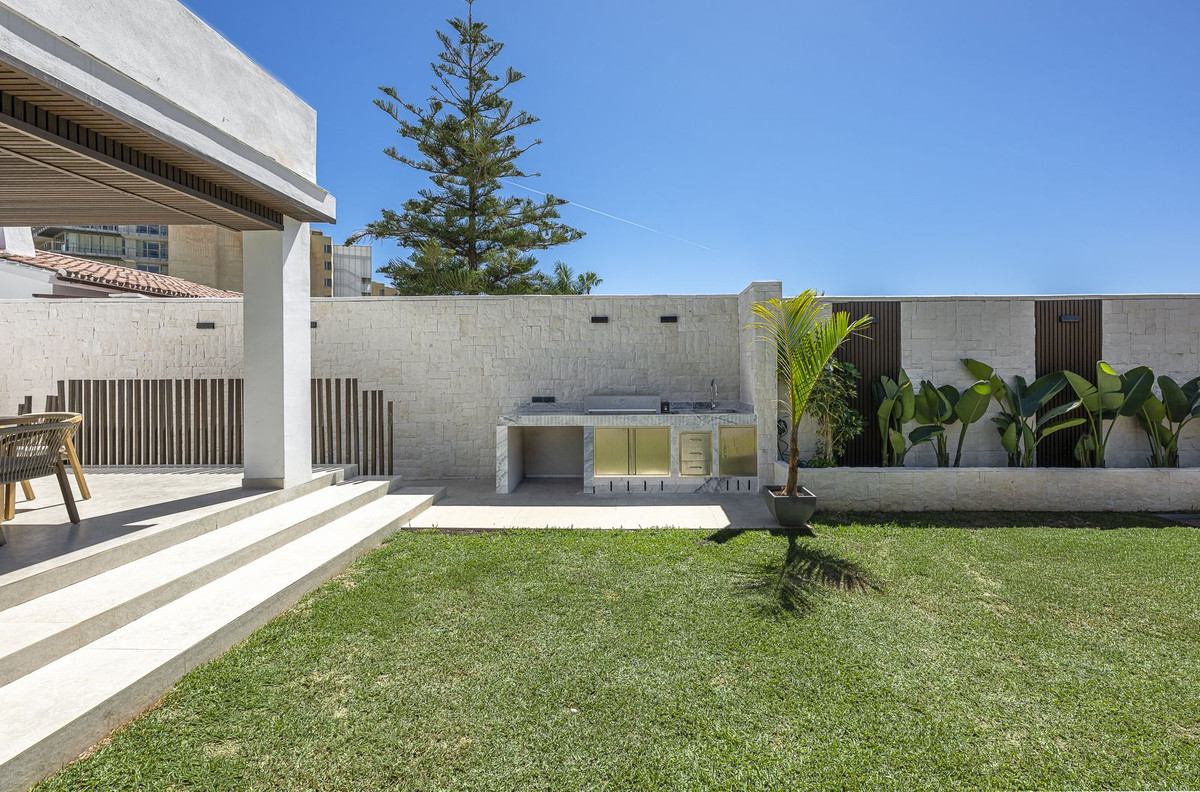 Image {index}: Detached Villa For sale, Estepona, €1,690,000 [HFM-CL10251]