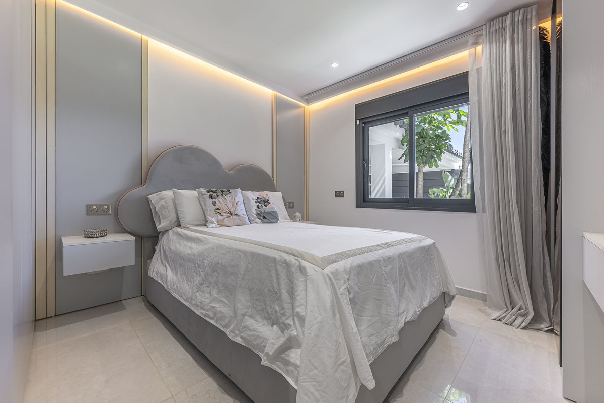 Image {index}: Detached Villa For sale, Estepona, €1,690,000 [HFM-CL10251]