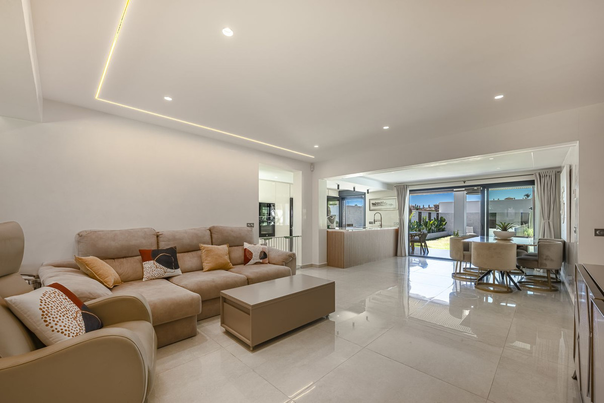 Image {index}: Detached Villa For sale, Estepona, €1,690,000 [HFM-CL10251]