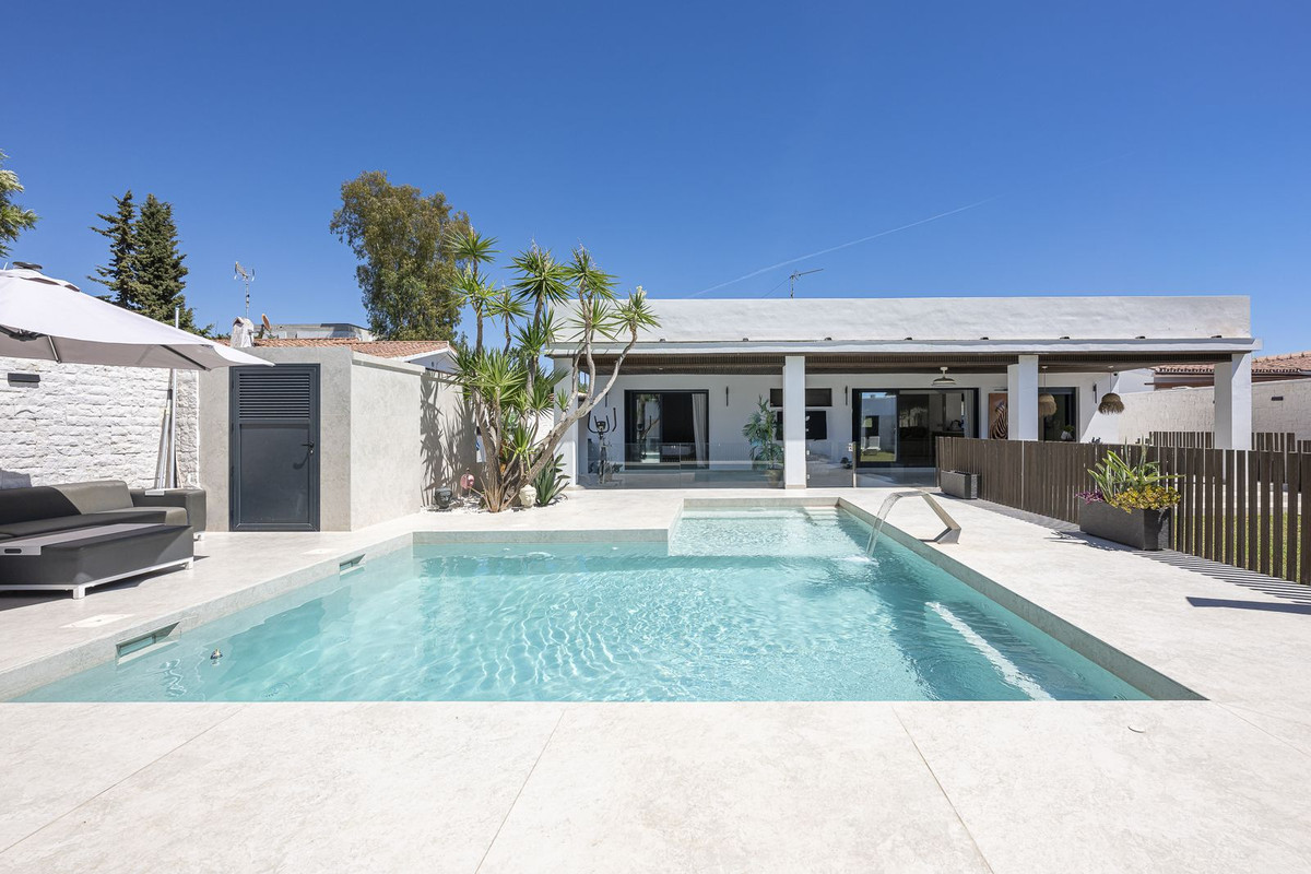 Image {index}: Detached Villa For sale, Estepona, €1,690,000 [HFM-CL10251]