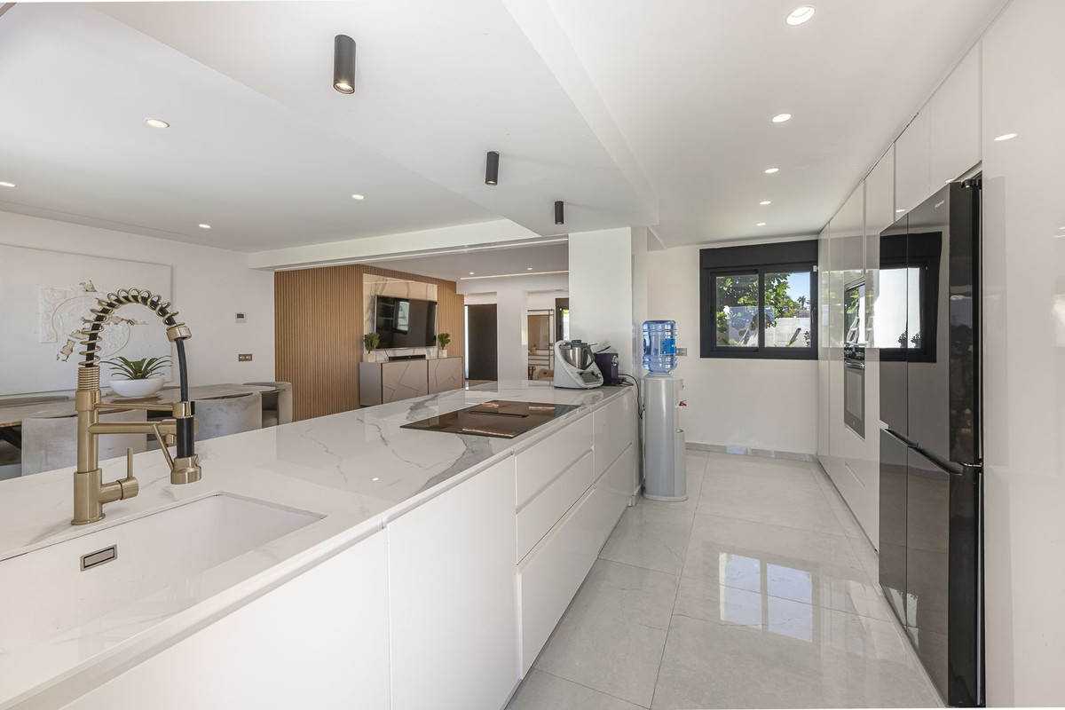 Image {index}: Detached Villa For sale, Estepona, €1,690,000 [HFM-CL10251]