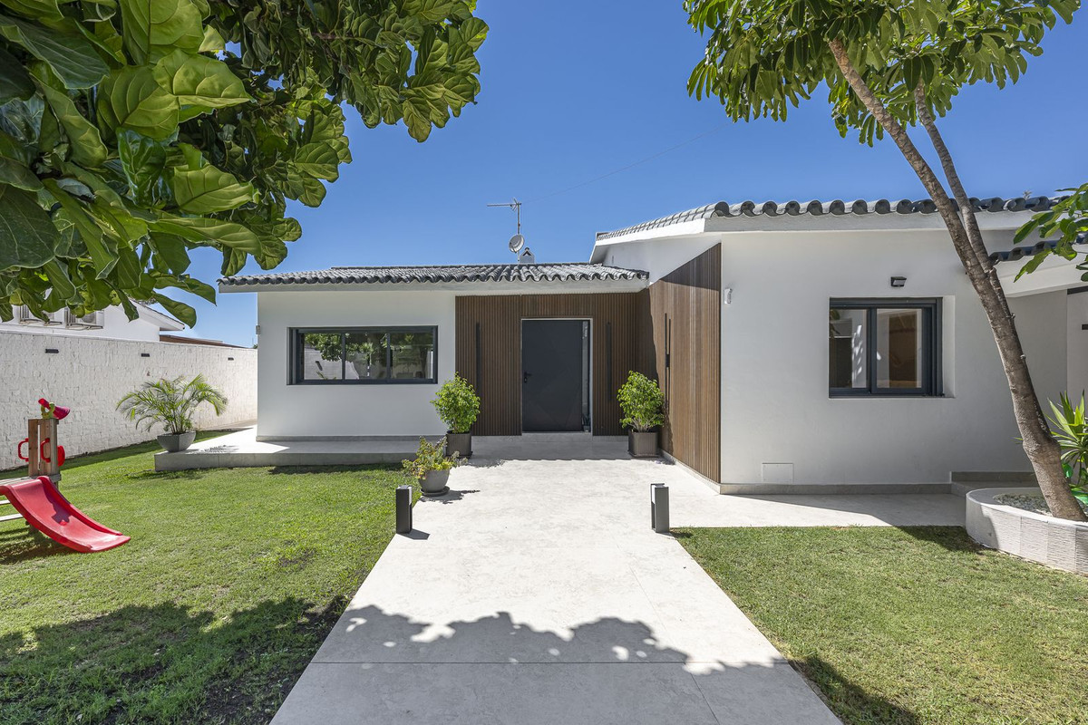 Image {index}: Detached Villa For sale, Estepona, €1,690,000 [HFM-CL10251]