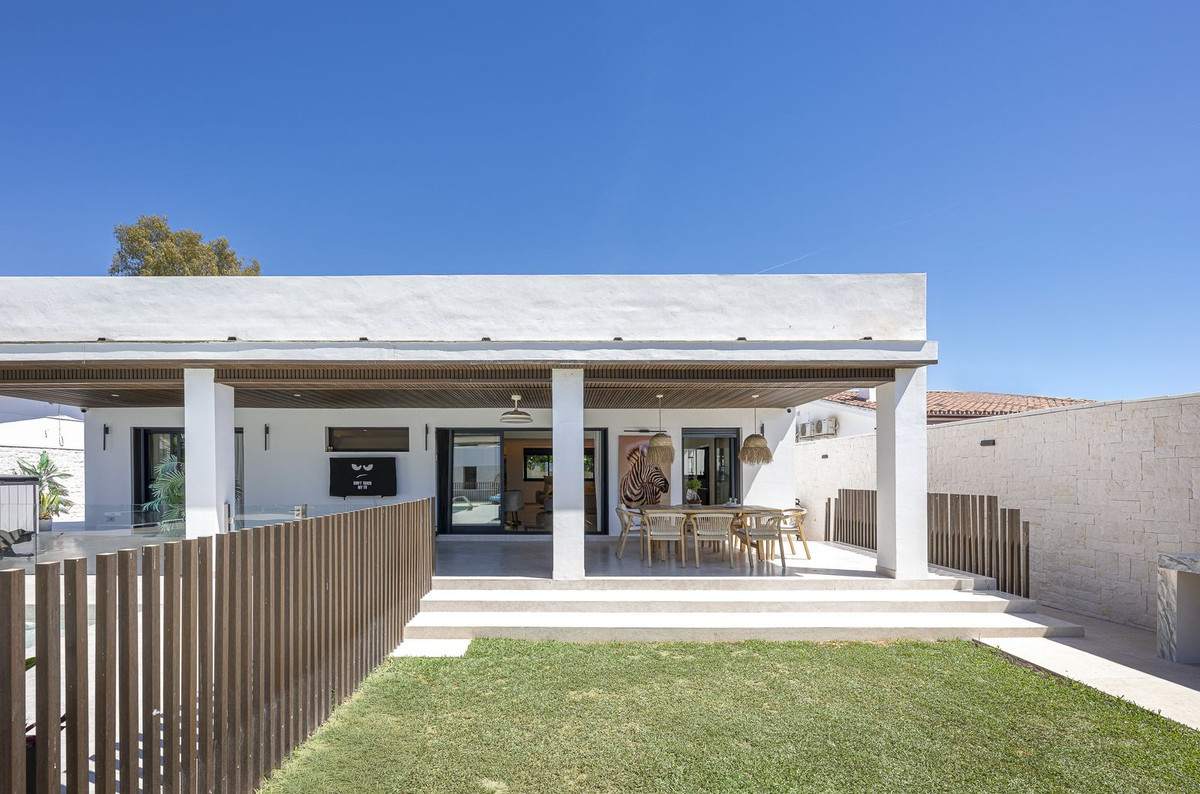 Image {index}: Detached Villa For sale, Estepona, €1,690,000 [HFM-CL10251]