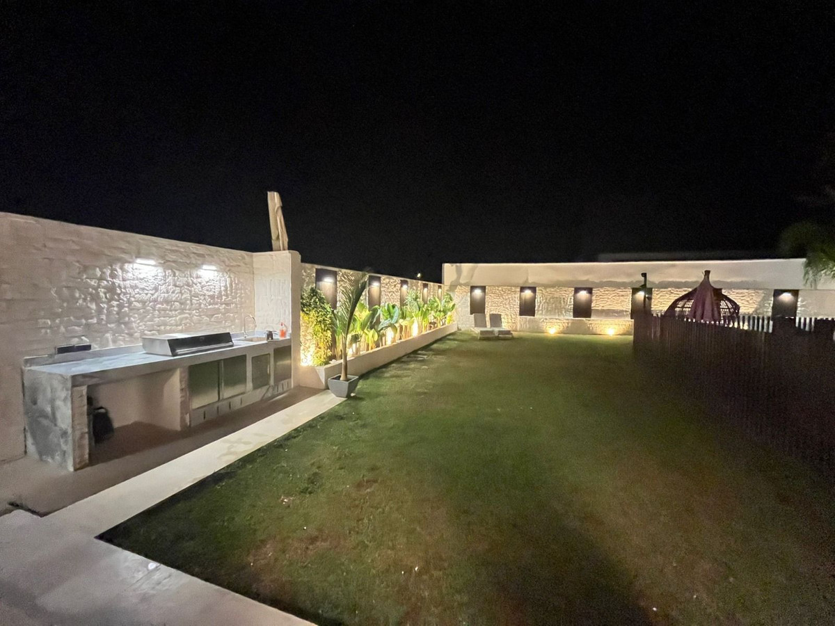 Image {index}: Detached Villa For sale, Estepona, €1,690,000 [HFM-CL10251]