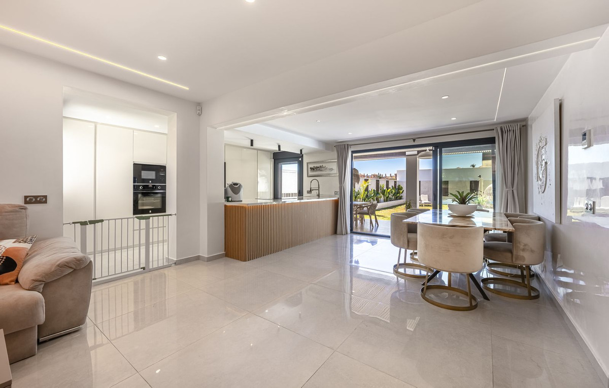 Image {index}: Detached Villa For sale, Estepona, €1,690,000 [HFM-CL10251]