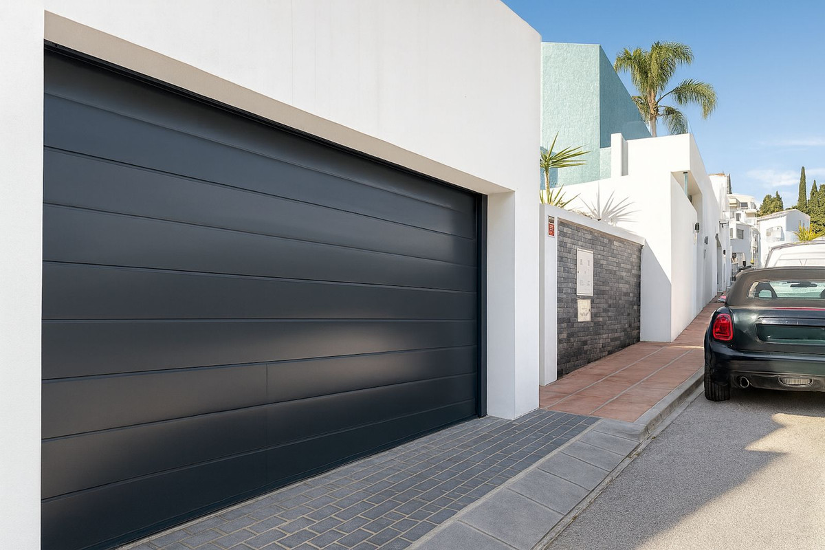 Image {index}: Detached Villa For sale, Mijas Costa, €1,180,000 [HFM-CL10247]