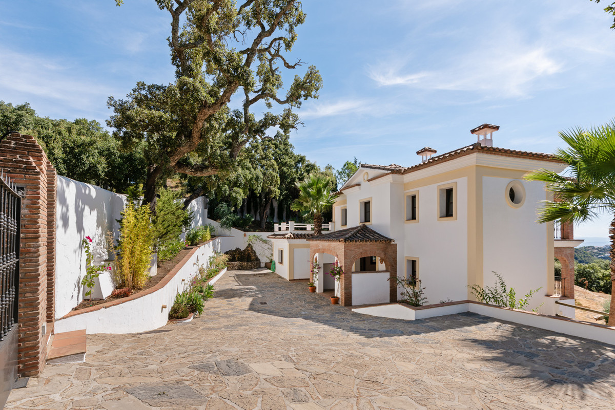 Image {index}: Detached Villa For sale, Casares, €1,645,000 [HFM-CL10249]