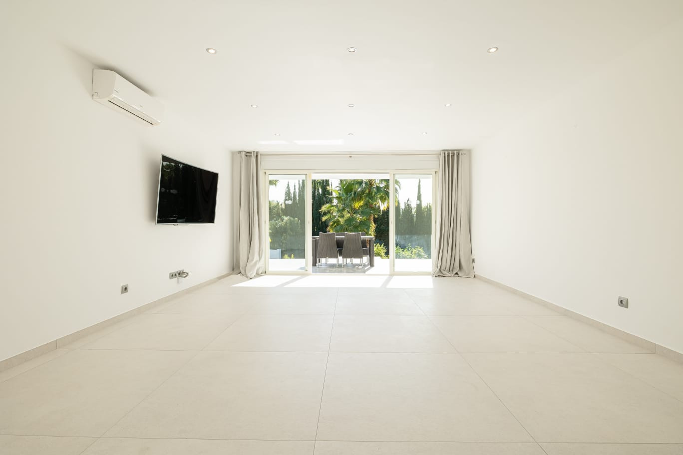 Image {index}: Detached Villa For sale, Estepona, €1,595,000 [HFM-CL10239]