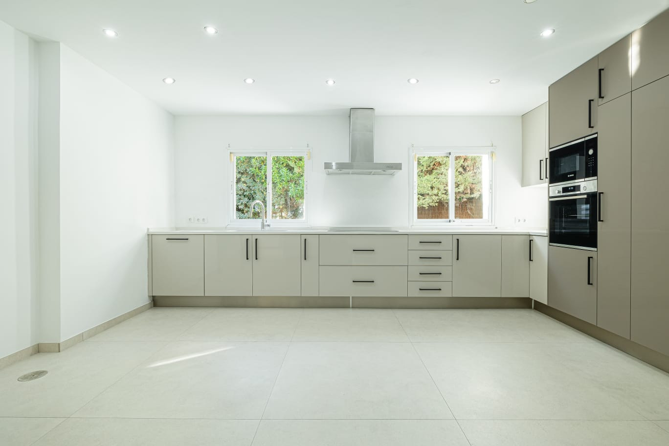 Image {index}: Detached Villa For sale, Estepona, €1,595,000 [HFM-CL10239]