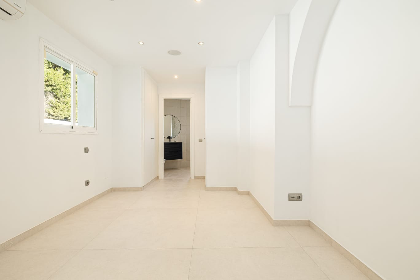 Image {index}: Detached Villa For sale, Estepona, €1,595,000 [HFM-CL10239]