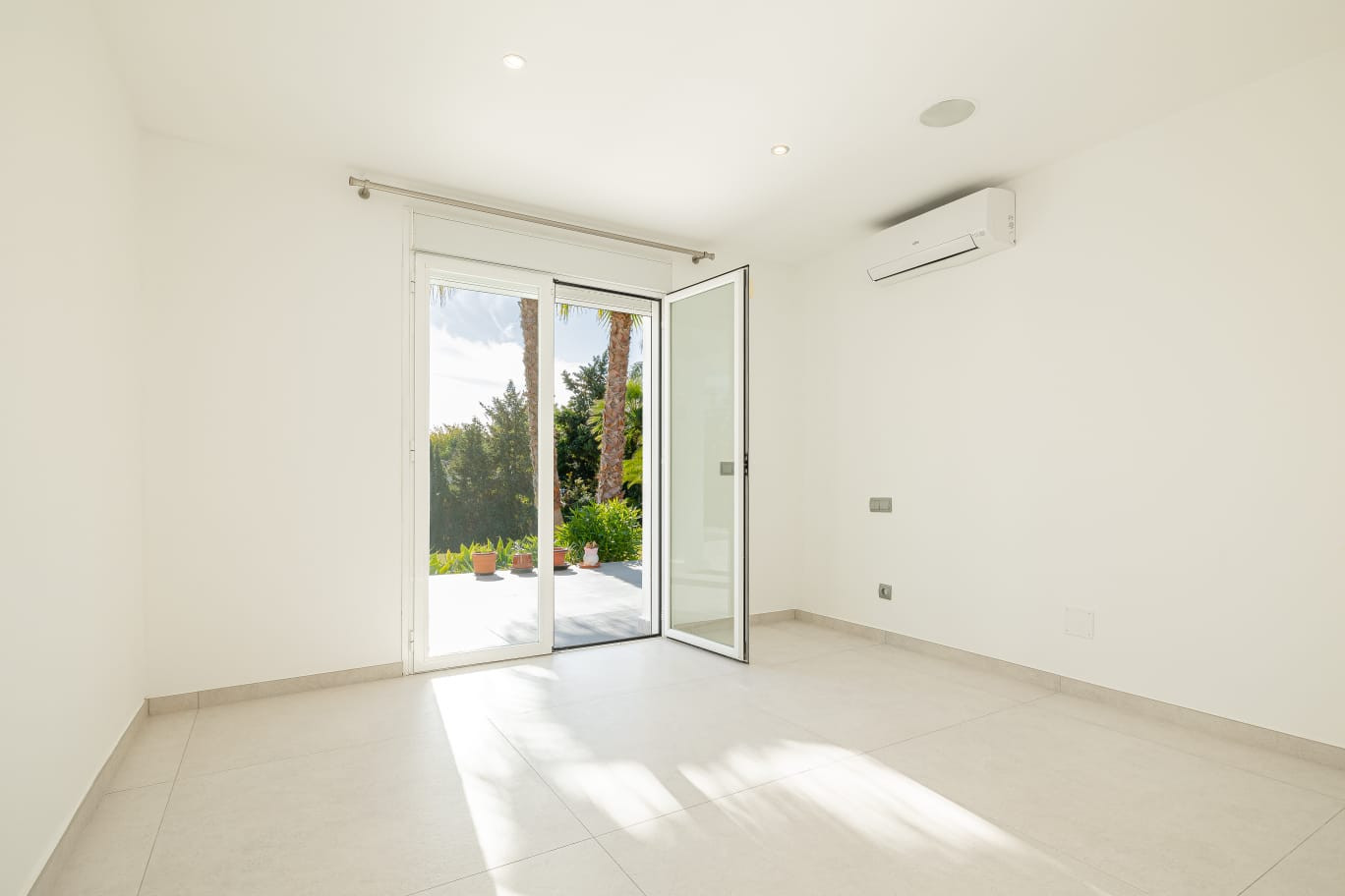 Image {index}: Detached Villa For sale, Estepona, €1,595,000 [HFM-CL10239]