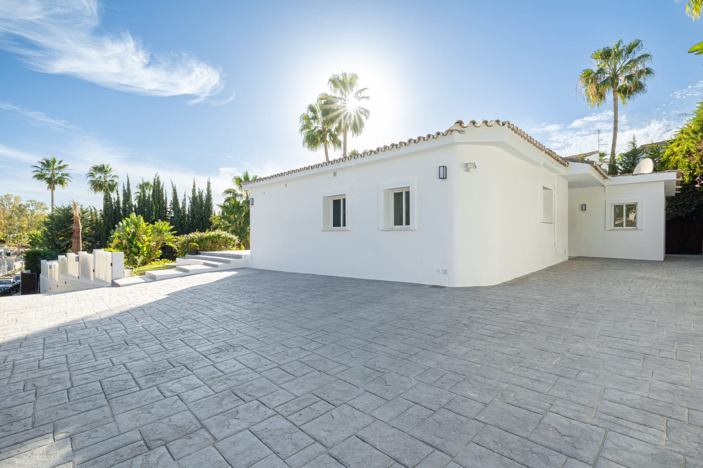 Image {index}: Detached Villa For sale, Estepona, €1,595,000 [HFM-CL10239]