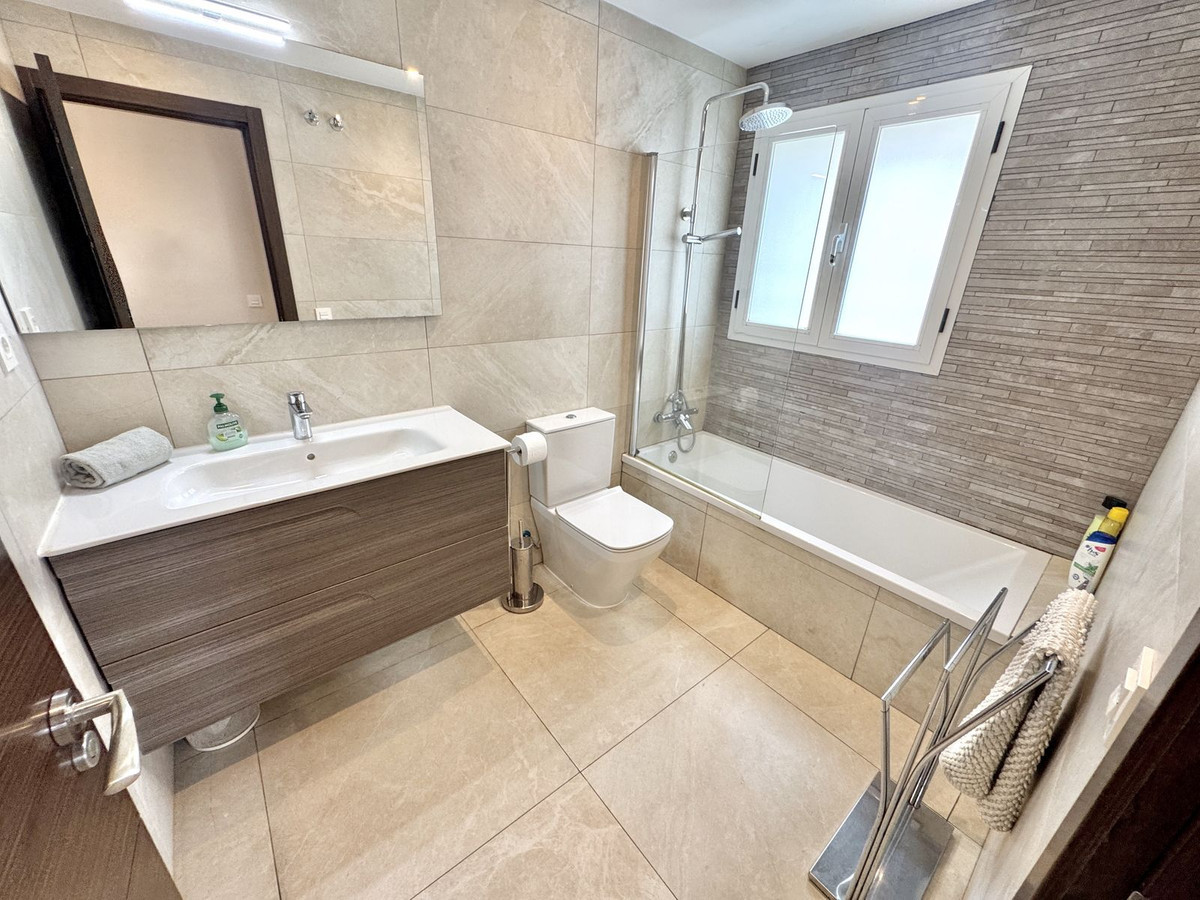 Image {index}: Detached Villa For sale, Nueva Andalucía, €1,695,000 [HFM-CL10252]