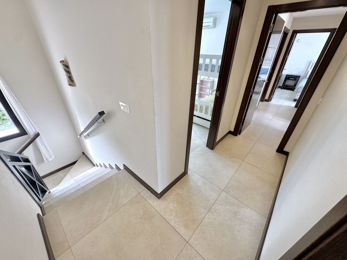 Image {index}: Detached Villa For sale, Nueva Andalucía, €1,695,000 [HFM-CL10252]