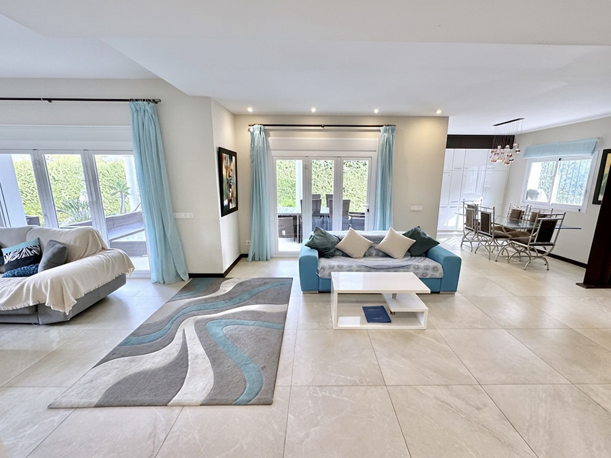 Image {index}: Detached Villa For sale, Nueva Andalucía, €1,695,000 [HFM-CL10252]