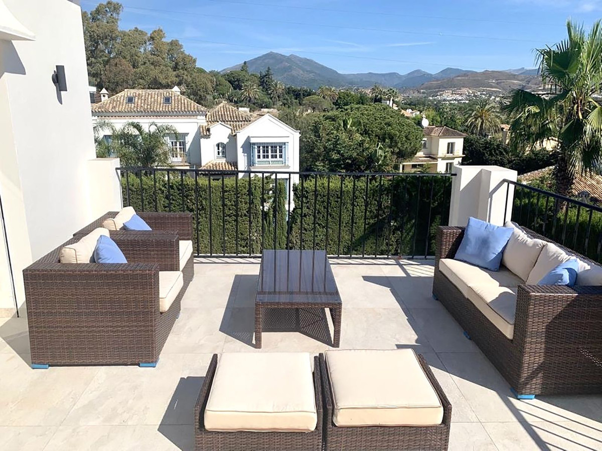 Image {index}: Detached Villa For sale, Nueva Andalucía, €1,695,000 [HFM-CL10252]