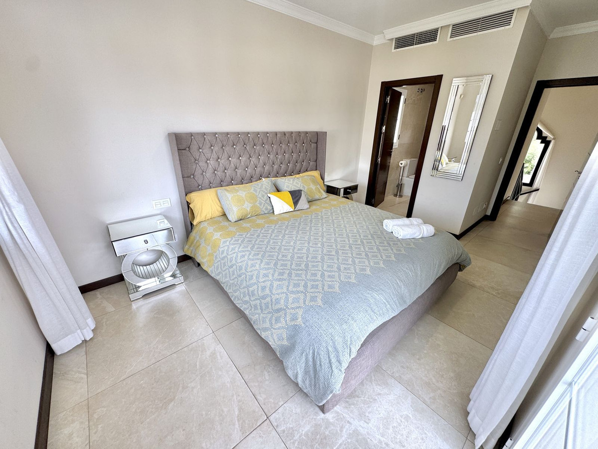 Image {index}: Detached Villa For sale, Nueva Andalucía, €1,695,000 [HFM-CL10252]