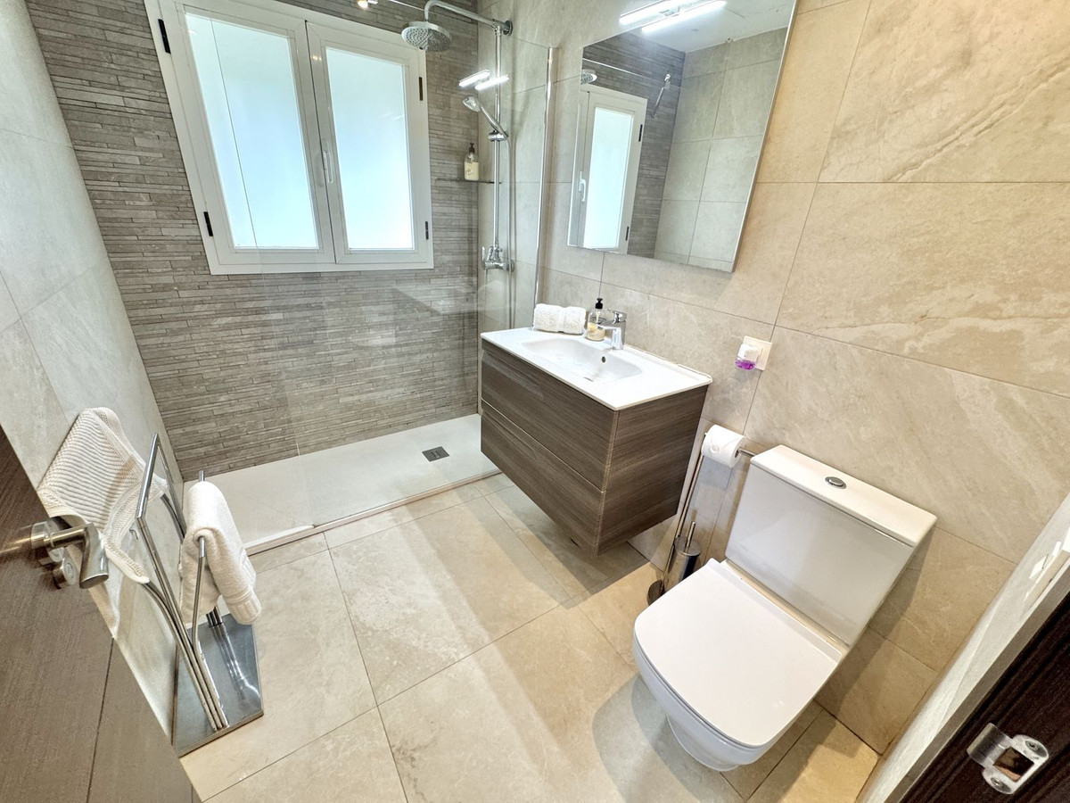 Image {index}: Detached Villa For sale, Nueva Andalucía, €1,695,000 [HFM-CL10252]