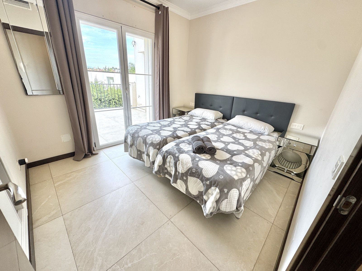 Image {index}: Detached Villa For sale, Nueva Andalucía, €1,695,000 [HFM-CL10252]