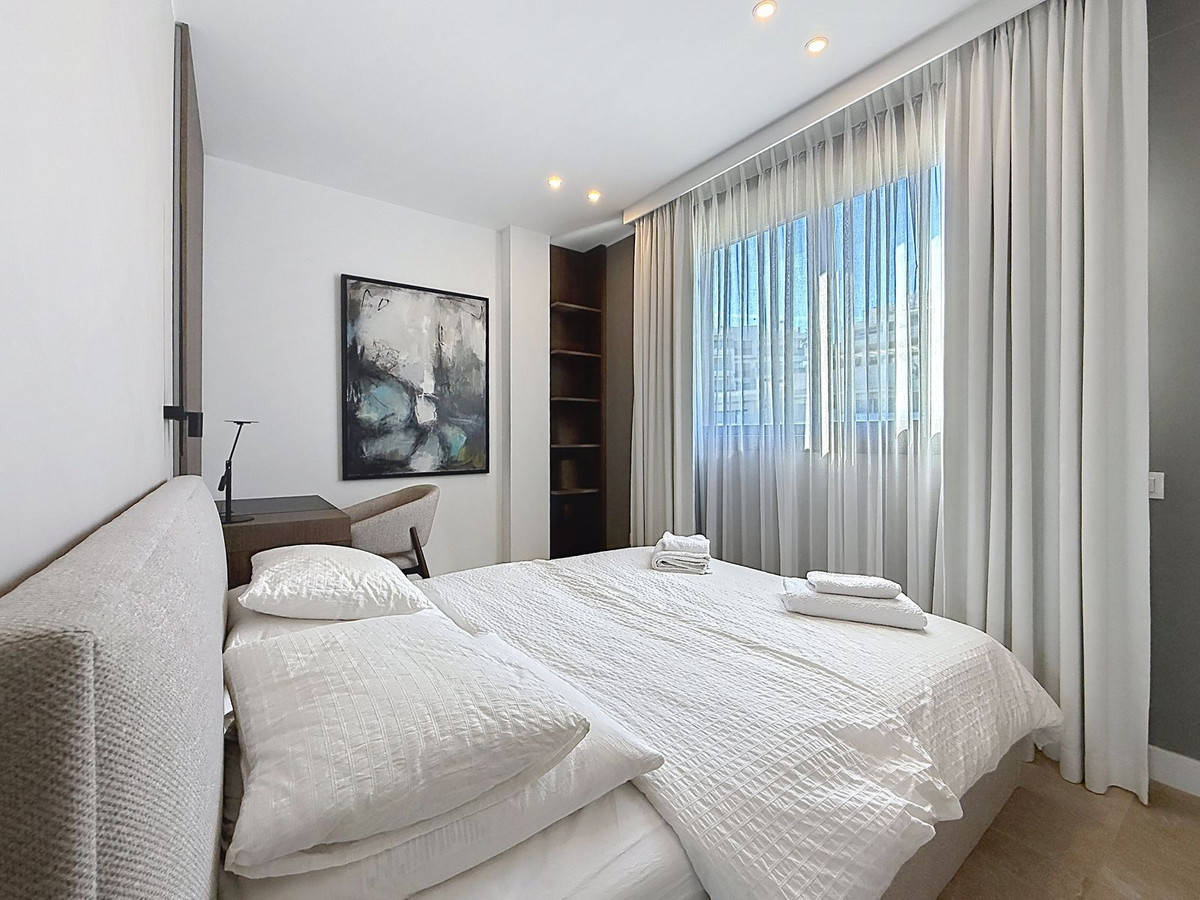 Image 20: Penthouse Duplex For sale, Estepona, €1,390,000 [HFMs724398]
