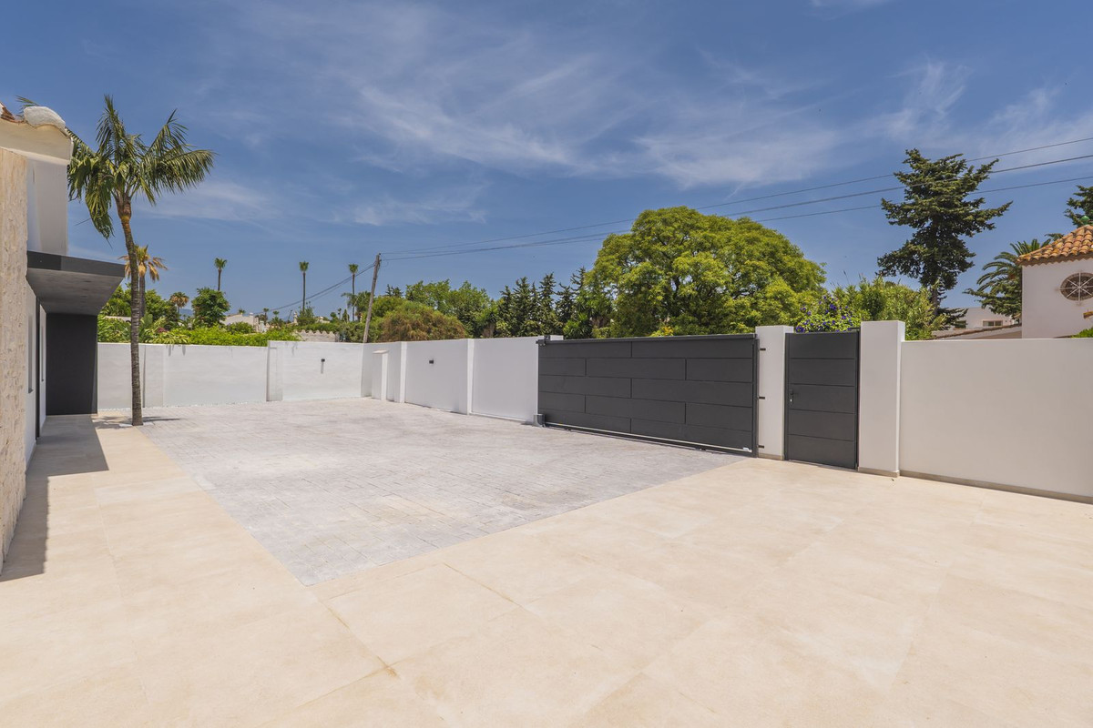 Image 42: Detached Villa For sale, Estepona, €2,650,000 [HFMs722973]