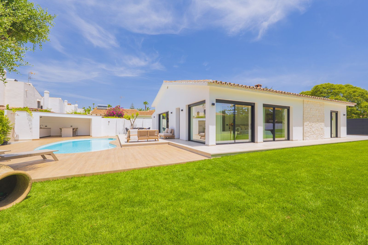 Image 2: Detached Villa For sale, Estepona, €2,650,000 [HFMs722973]