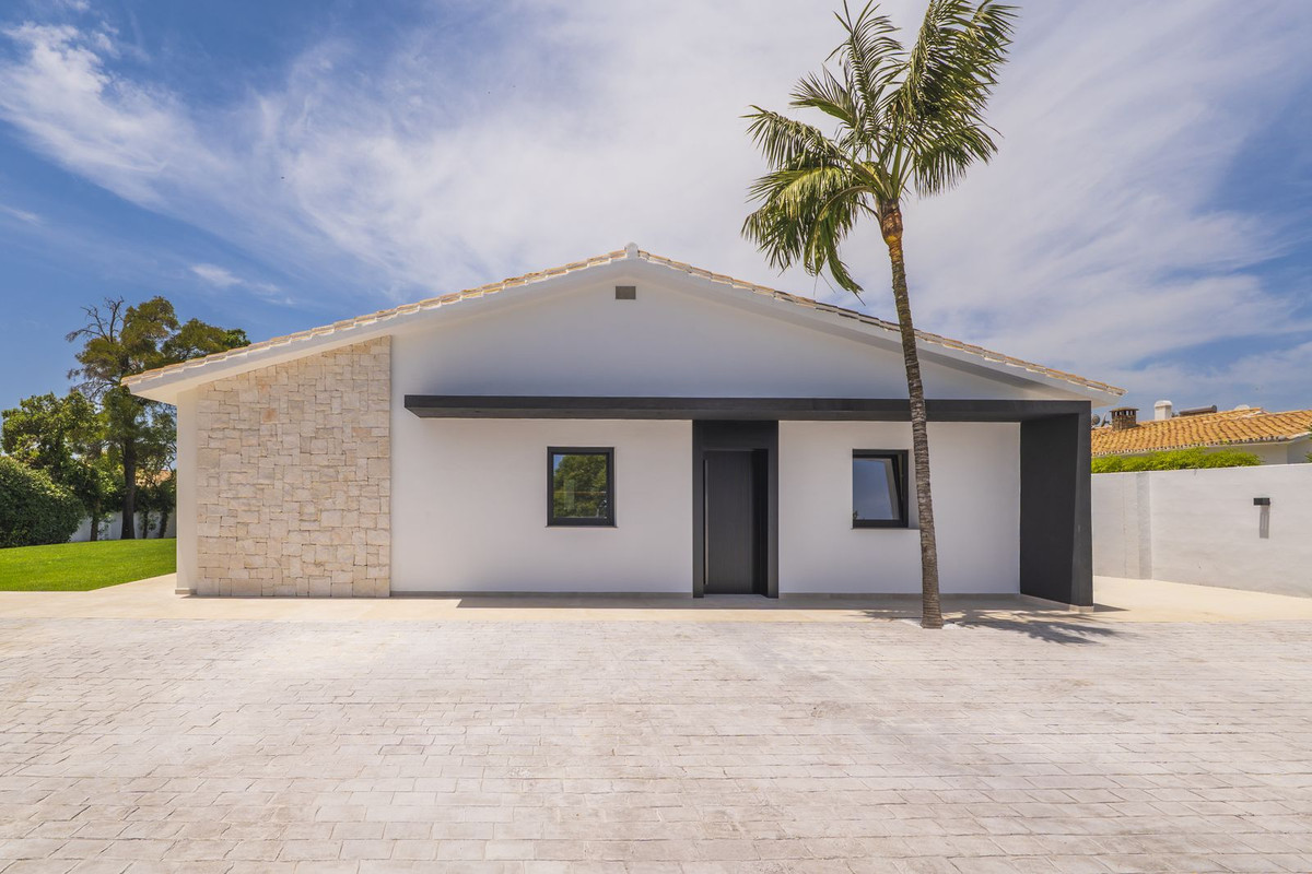 Image 41: Detached Villa For sale, Estepona, €2,650,000 [HFMs722973]