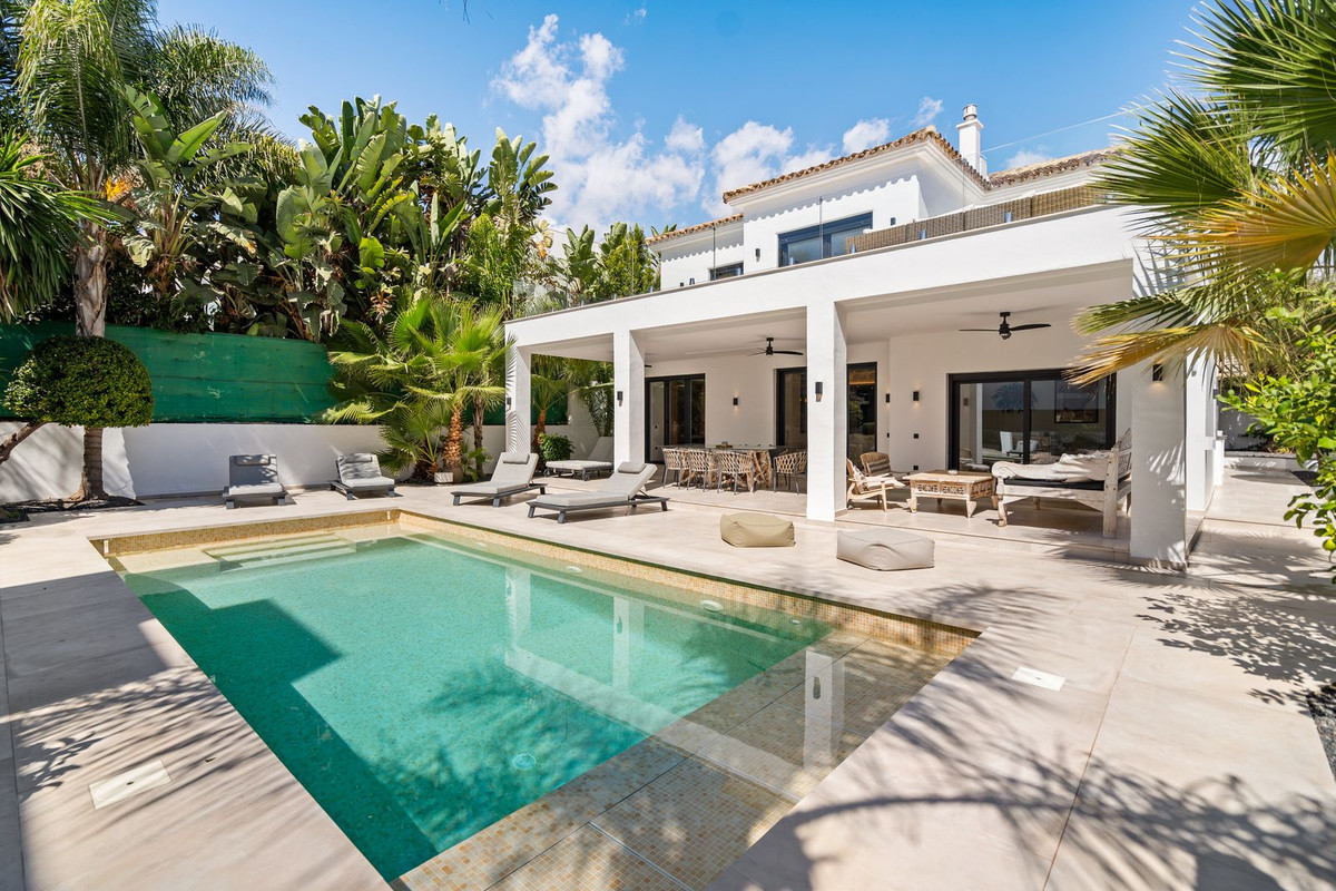Image 0: Villa - Chalet For sale, Marbella, €2,495,000 [HFMs712064]