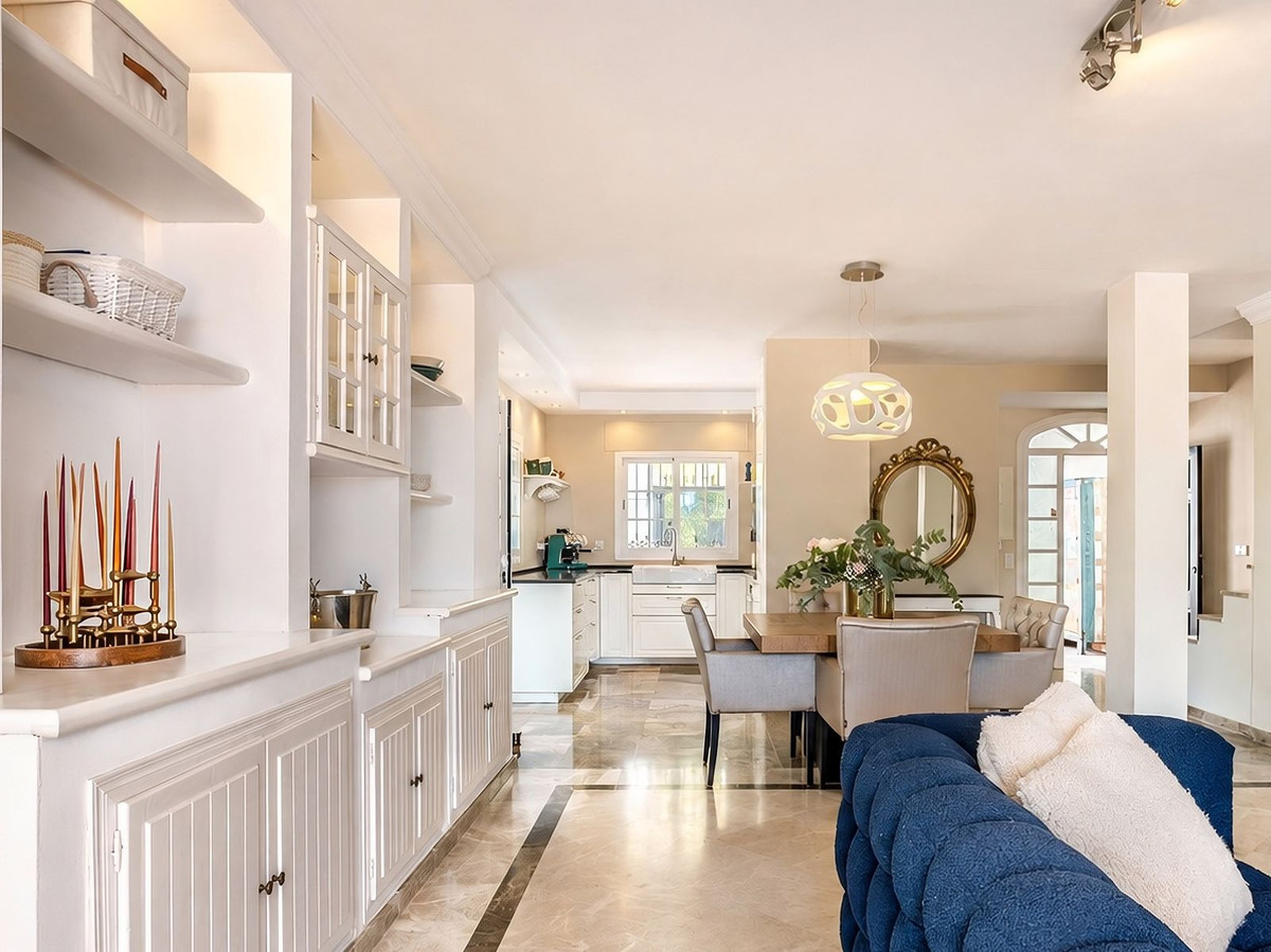 Image 17: Detached Villa For sale, Nueva Andalucía, €1,595,000 [HFMs712045]